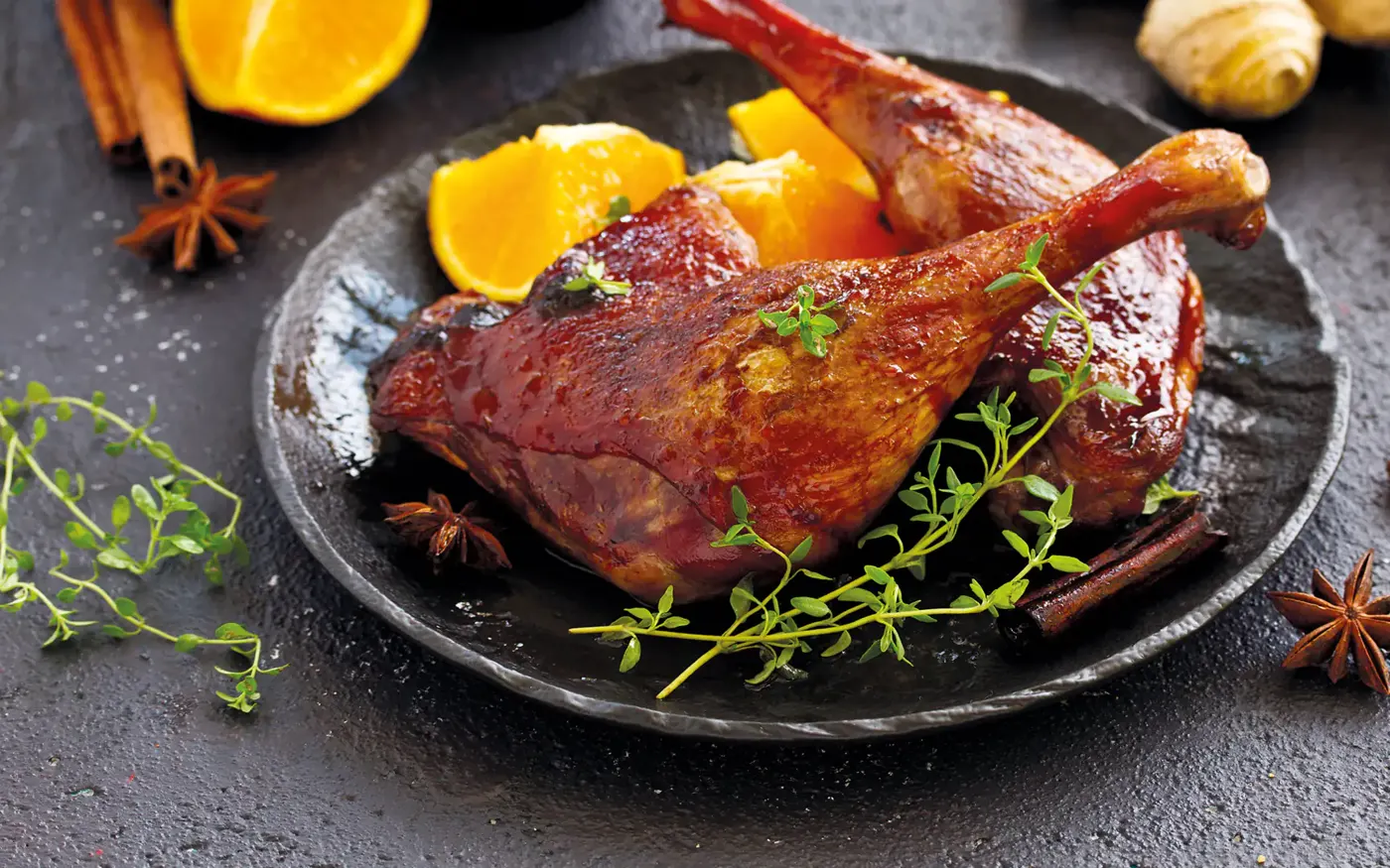 Zwei knusprige Gänsekeulen mit Orange, Zimt und Thymian